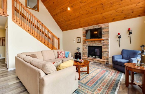 Pocono Lake House | Lakefront Poconos Family Home with Pool Access