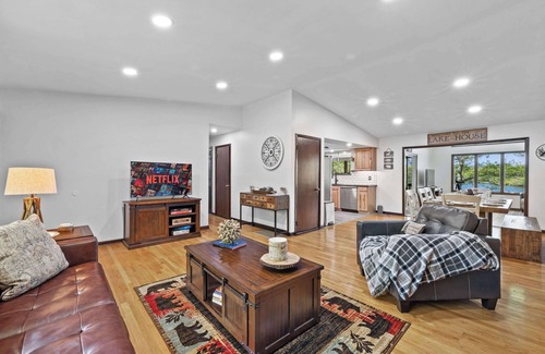 Long Pond House | Lakefront Poconos Stay- Kayaks, Fire Pit & Hot Tub
