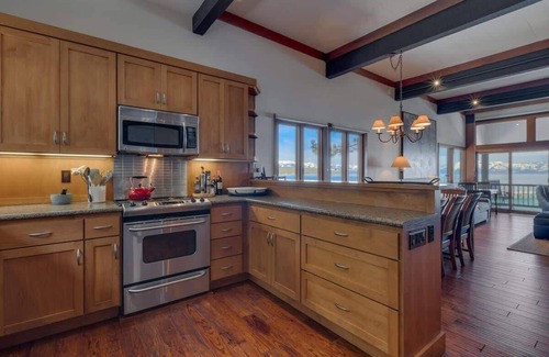 Tahoe Tavern House | Lakefront|Pool|Pier|Bouys|Pickleball|Walk to town