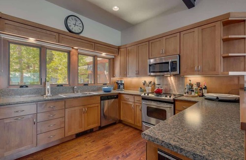 Tahoe Tavern House | Lakefront|Pool|Pier|Bouys|Pickleball|Walk to town
