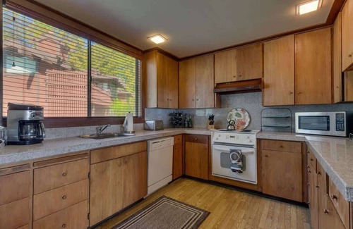 Tahoe Tavern House | Lakefront|Pool|Pier|Bouys|Pickleball|Walk to town