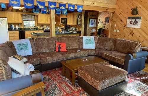 Newcastle House | Lakefront & Private Dock - Booking for Summer 2025! Large Living Room & Kitchen