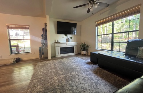 Fort Towson Cabin | Lakefront! Quiet escape from everyday life on the shore of a "No-Wake" lake!