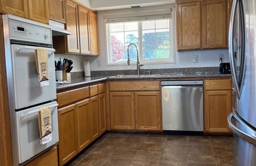 Crescent City House | Lakefront Ranch with Hot Tub and WiFi in Crescent City