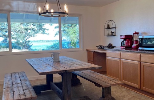 Crescent City House | Lakefront Ranch with Hot Tub and WiFi in Crescent City