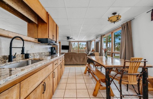 Mayfield Condo | Lakefront Resort Retreat-Pontoon & SUP Rentals