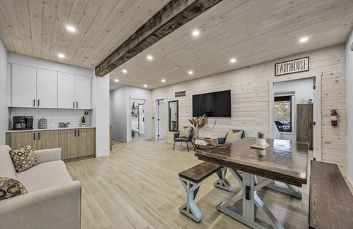 Penetanguishene Cottage | Lakefront Retreat- Private Beach, up to 30 Guests!