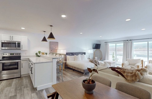 Dundee Apartment | Lakefront retreat at out stylish studio apartments!