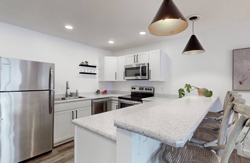 Dundee Apartment | Lakefront retreat at out stylish studio apartments!
