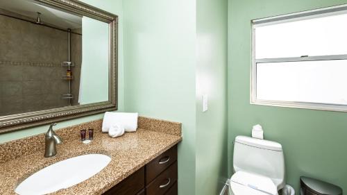 Casselberry House | Lakefront Retreat - Boat - Fish - Close to all Orlando Parks - Disney - Universal - SeaWorld