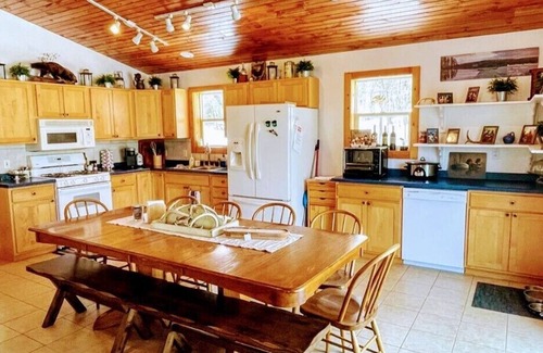 Deerbrook House | Lakefront Retreat- Cozy and Comfortable- Sleep up to 13! Dog Friendly!