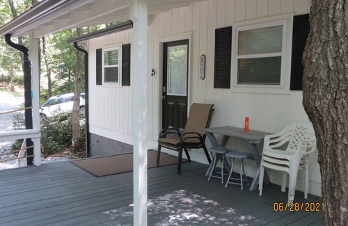 Gumlog House | LAKEFRONT Retreat! Escape To Lake Hartwell in this lakeside cottage!