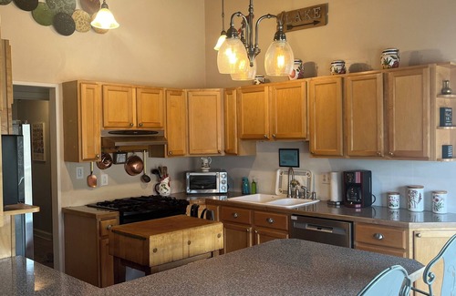 Monroe House | Lakefront Retreat-Fishing/GameroomnTwiTTy TiMe