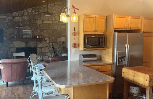 Monroe House | Lakefront Retreat-Fishing/GameroomnTwiTTy TiMe