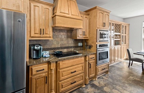 Bella Vista House | Lakefront Retreat: Hot Tub, Kayaks & Games