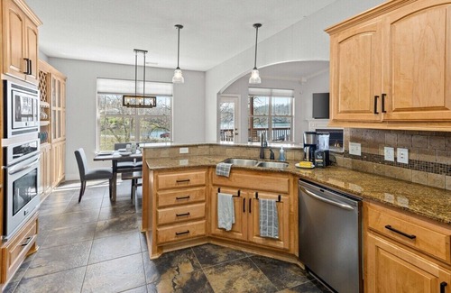 Bella Vista House | Lakefront Retreat: Hot Tub, Kayaks & Games