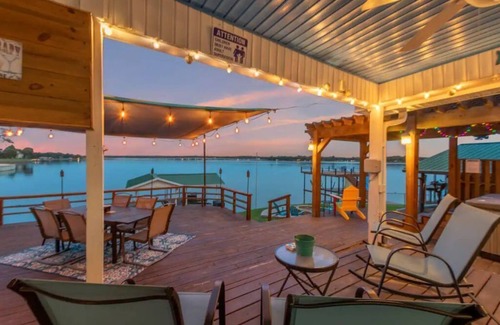 Enchanted Oaks House | Lakefront retreat, hot tub, firepit, pets