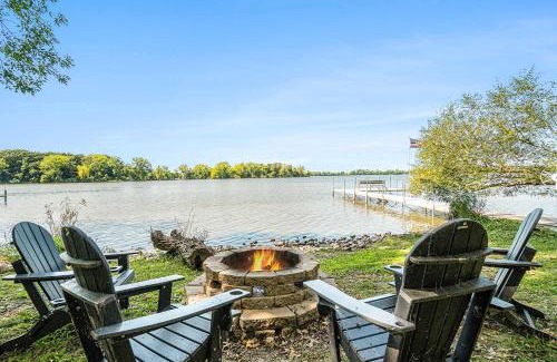 Jackson House | Lakefront Retreat~Hot Tub~Game Room~Fire Pit~ BBQ