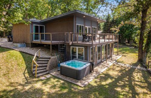 Jackson House | Lakefront Retreat~Hot Tub~Game Room~Fire Pit~ BBQ