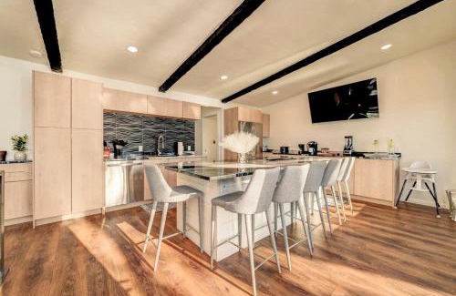 Jackson House | Lakefront Retreat~Hot Tub~Game Room~Fire Pit~ BBQ
