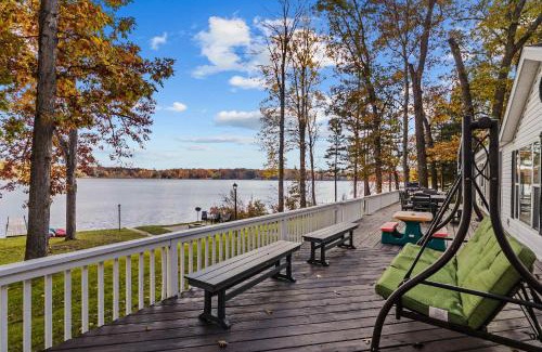 Pullman House | Lakefront Retreat in a Serene Country Setting