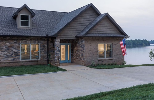 Mooresburg House | Lakefront Retreat in Mooresburg