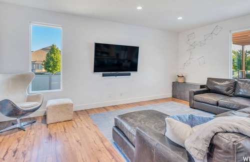 Vineyard House | Lakefront retreat in Vineyard! Full gym, steam shower, and 1/2 acre for hosting