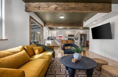 Charlevoix House | Lakefront Retreat, Mins to Dtown, Firepit, Hot Tub, Pet friendly!