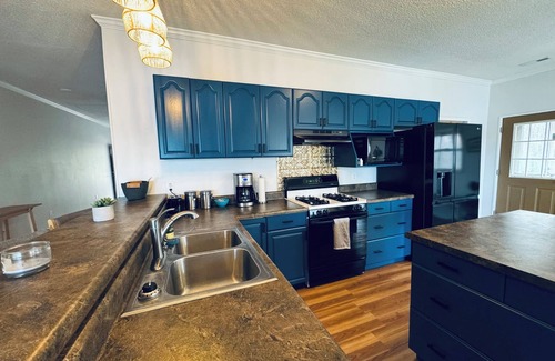 Oconee County Apartment | Lakefront Retreat Near Clemson w/Private Dock & Pet-Friendly