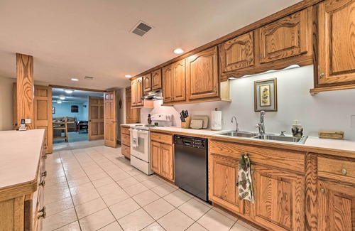 Gladwin House | Lakefront Retreat on 18 Acres w/Hot Tub!