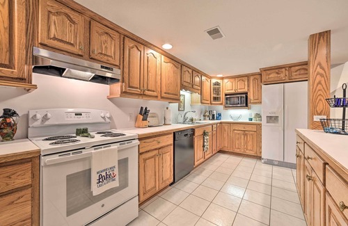 Gladwin House | Lakefront Retreat on 18 Acres w/Hot Tub!