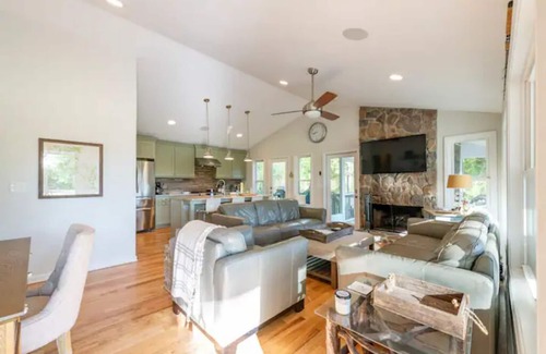 Hartwell House | Lakefront Retreat on Lake Hartwell - 5 mins to downtown Hartwell