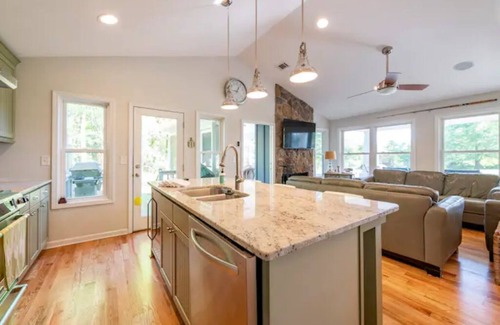 Hartwell House | Lakefront Retreat on Lake Hartwell - 5 mins to downtown Hartwell