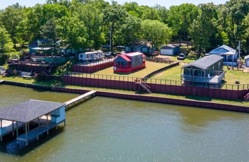 Dogwood House | Lakefront Retreat Paradise