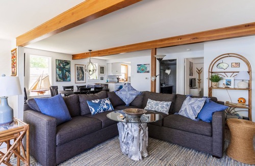 Lake Shangrila House | Lakefront Retreat Sleeps 12, Hot Tub, Boats, 1Gig Fibre, Pets, Wilmot Ski