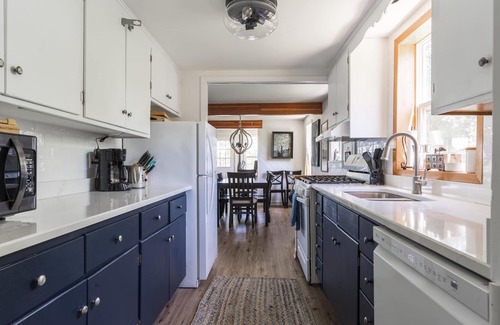 Lake Shangrila House | Lakefront Retreat Sleeps 12, Hot Tub, Boats, 1Gig Fibre, Pets, Wilmot Ski