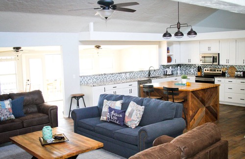 Canadian House | Lakefront Retreat - Stunning Views, Huge Kitchen & Neighborhood Boat Ramp