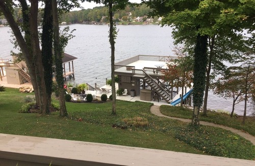 Howard House | lakefront retreat