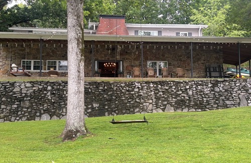 Gadsden House | Lakefront Retreat! Unique,Rustic Elegance. Sleeps 15 Dog Friendly/FISHING dream!