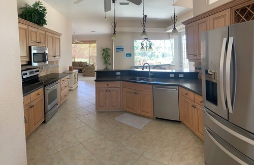 Broadmoor Villa | Lakefront Retreat, full refund*, heated pool, sleeps 6