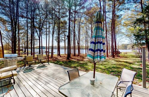 Saluda House | Lakefront Retreat