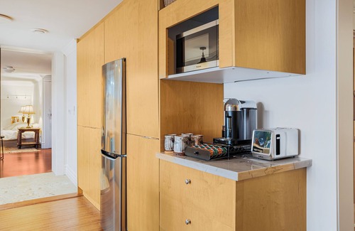 Scugog House | Lakefront Retreat with Sauna, Fireplace & Parking