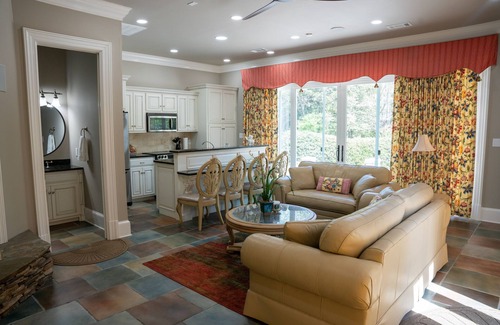 LaGrange House | Lakefront Retreat w/Guest House