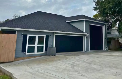 West Livingston House | Lakefront retreat with pickleball, boat launch, putting green, pool table & stunning lake views!
