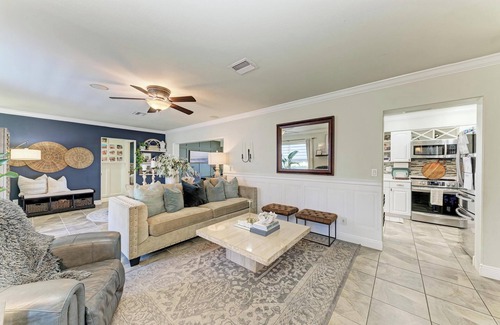 Venice Gardens House | Lakefront Retreat with pool, close to beach!