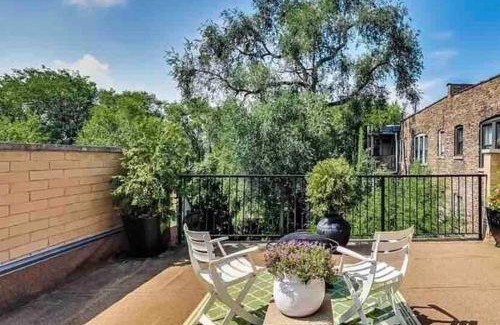South Shore Villa | Lakefront Rooftop Parking