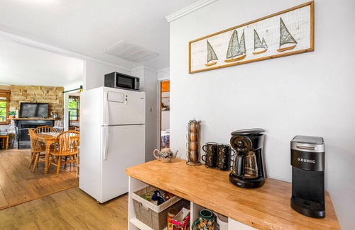 Sturgeon Bay Cabin | Lakefront! Rustic Cabin w/Game RM/Kayaks/Bikes!