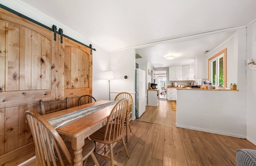 Sturgeon Bay Cabin | Lakefront! Rustic Cabin w/Game RM/Kayaks/Bikes!