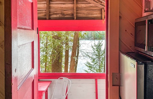 Orland Cabin | Lakefront Salmon Tiny Cabin @ Getogether Stays