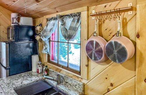 Orland Cabin | Lakefront Salmon Tiny Cabin @ Getogether Stays